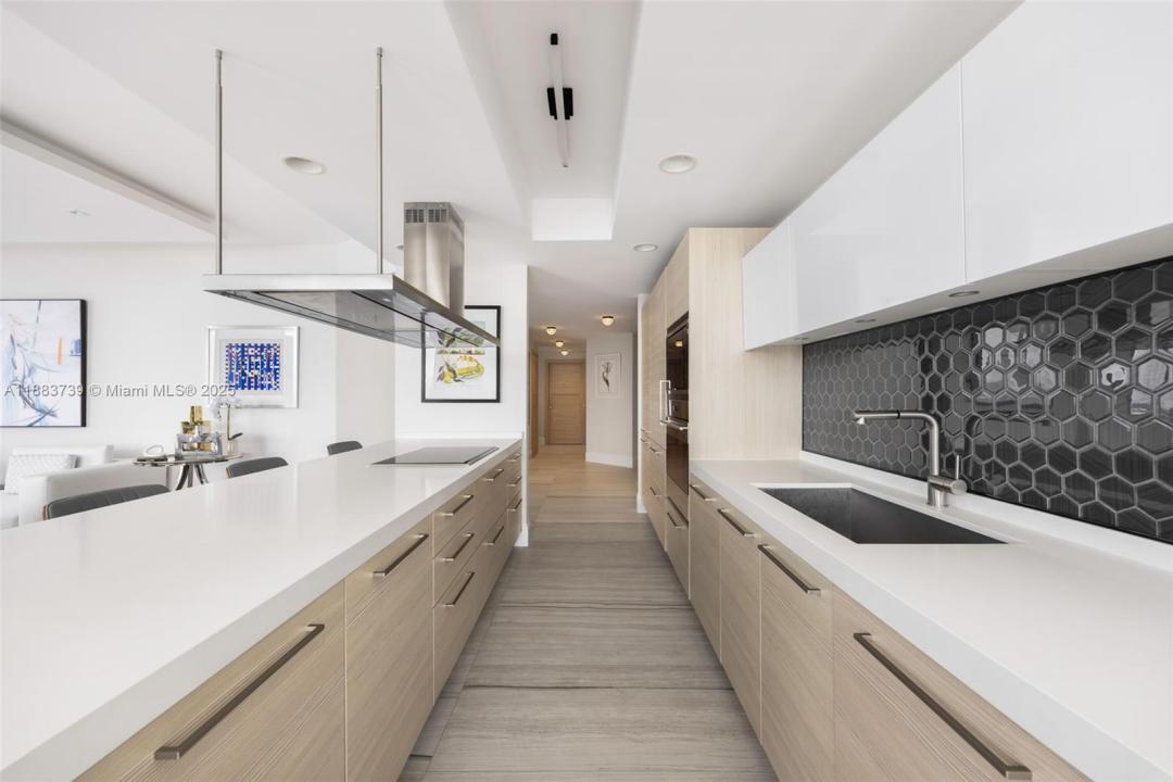 17301 Biscayne Blvd 2009, North Miami Beach, Floryda 33160, USA