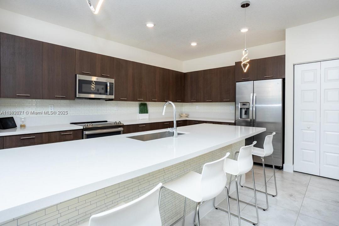 4665 NW 83rd Path, Doral, פלורידה 33166, ארצות הברית של אמריקה