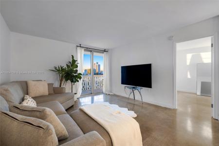 1020 Meridian Ave 816, Miami Beach, Florida 33139, USA