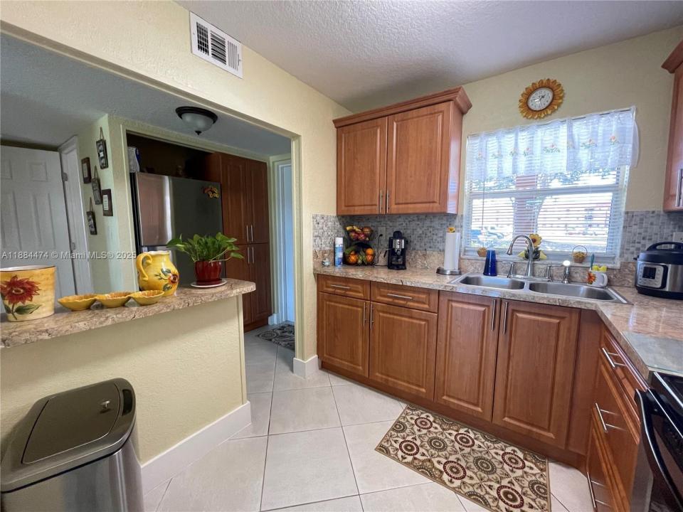 9041 Sunrise Lakes Blvd 108, Sunrise, Floride 33322, États-Unis