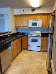 19601 E Country Club Dr 7303, Aventura, Florida 33180, USA