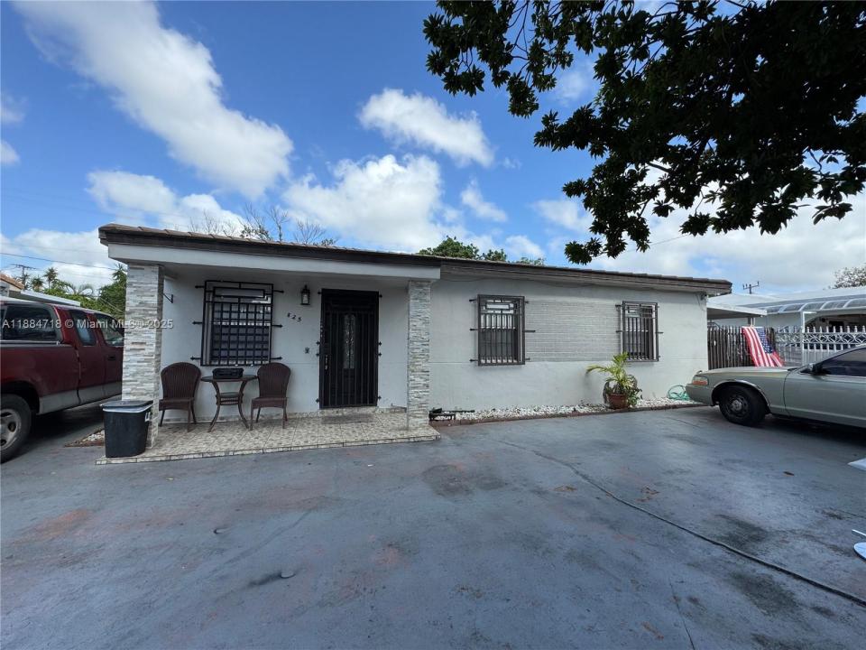 825 E 9th Ln, Hialeah, פלורידה 33010, ארצות הברית של אמריקה 
