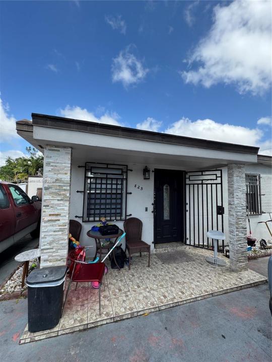 825 E 9th Ln, Hialeah, פלורידה 33010, ארצות הברית של אמריקה 