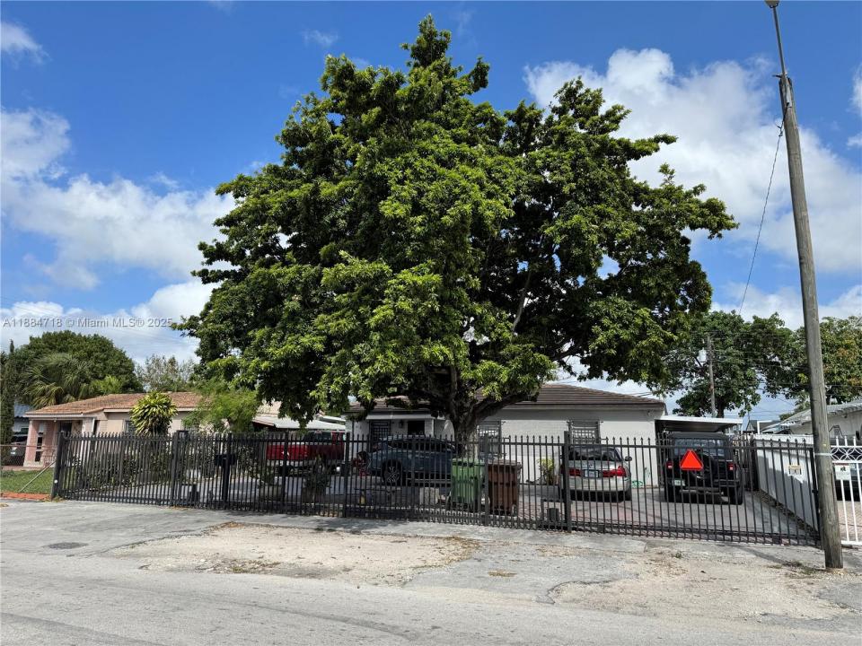 825 E 9th Ln, Hialeah, פלורידה 33010, ארצות הברית של אמריקה 