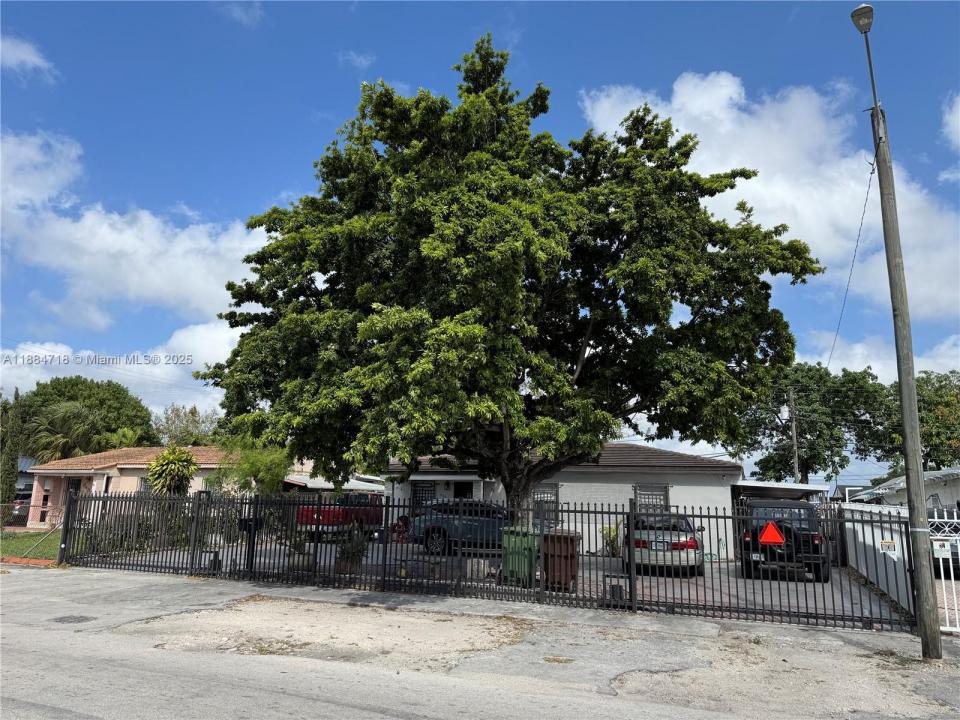 825 E 9th Ln, Hialeah, פלורידה 33010, ארצות הברית של אמריקה 