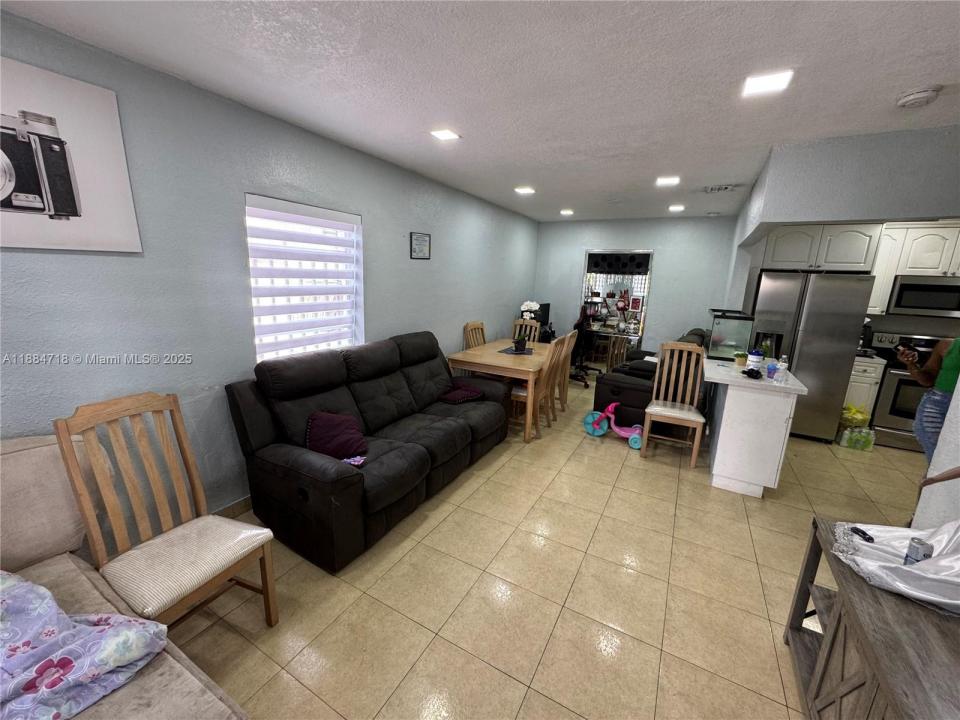 825 E 9th Ln, Hialeah, פלורידה 33010, ארצות הברית של אמריקה 