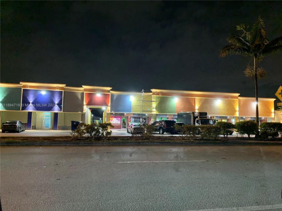 5829 W Hallandale Beach Blvd 5823B, West Park, Florida 33023, USA