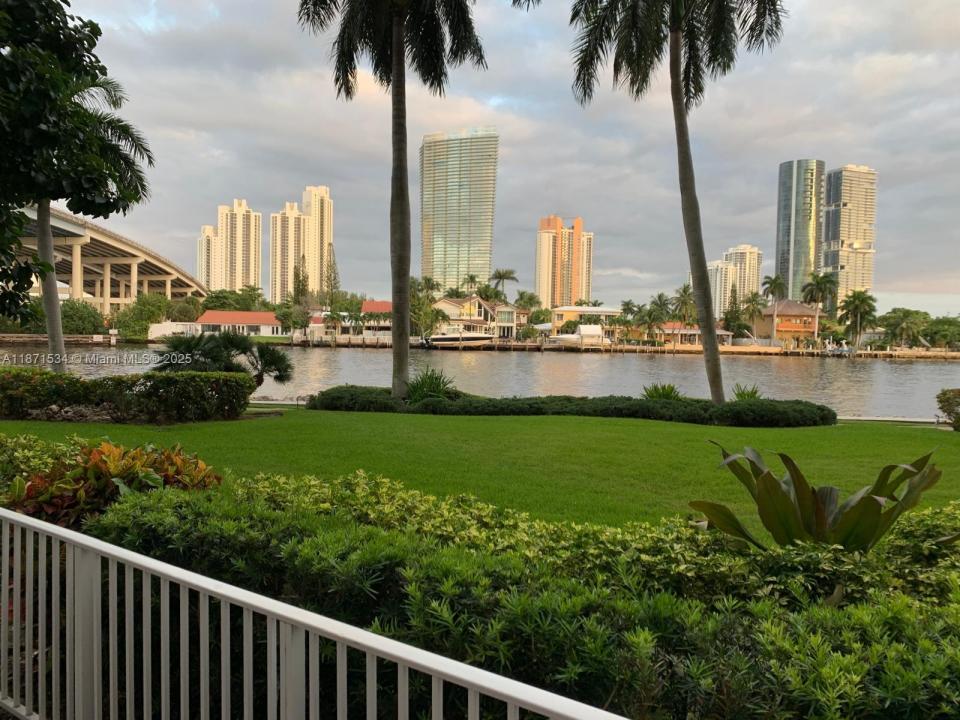 19195 NE 36th Ct 107, Aventura, Florida 33180