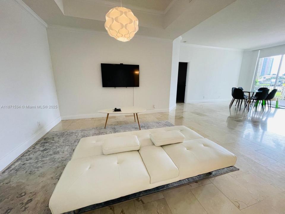 19195 NE 36th Ct 107, Aventura, Florida 33180