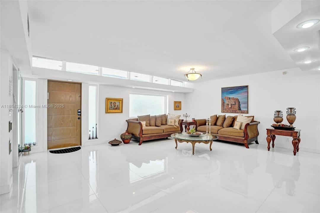 18891 NE 20th Ct, North Miami Beach, Флорида 33179, Соединенные Штаты