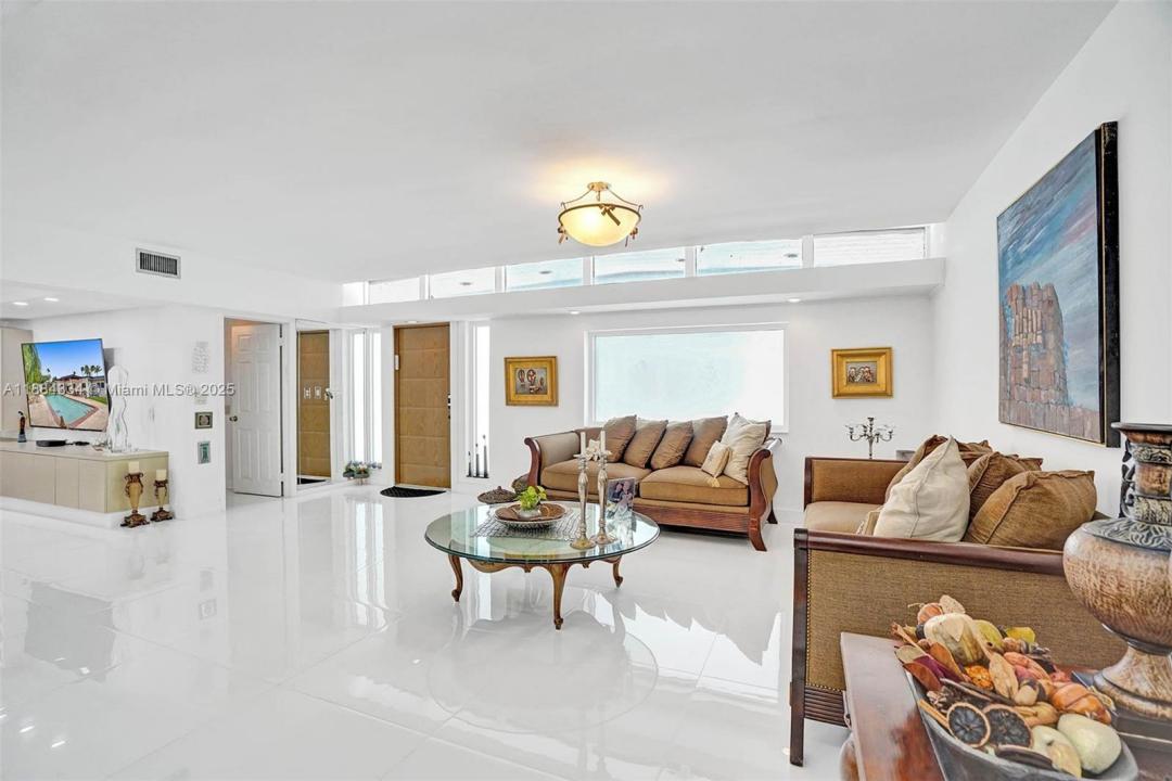 18891 NE 20th Ct, North Miami Beach, Флорида 33179, Соединенные Штаты