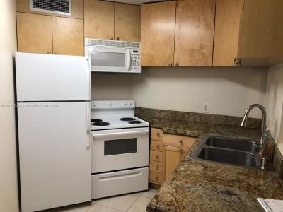 215 Lake Pointe Dr 103, Oakland Park, Florida 33309, USA