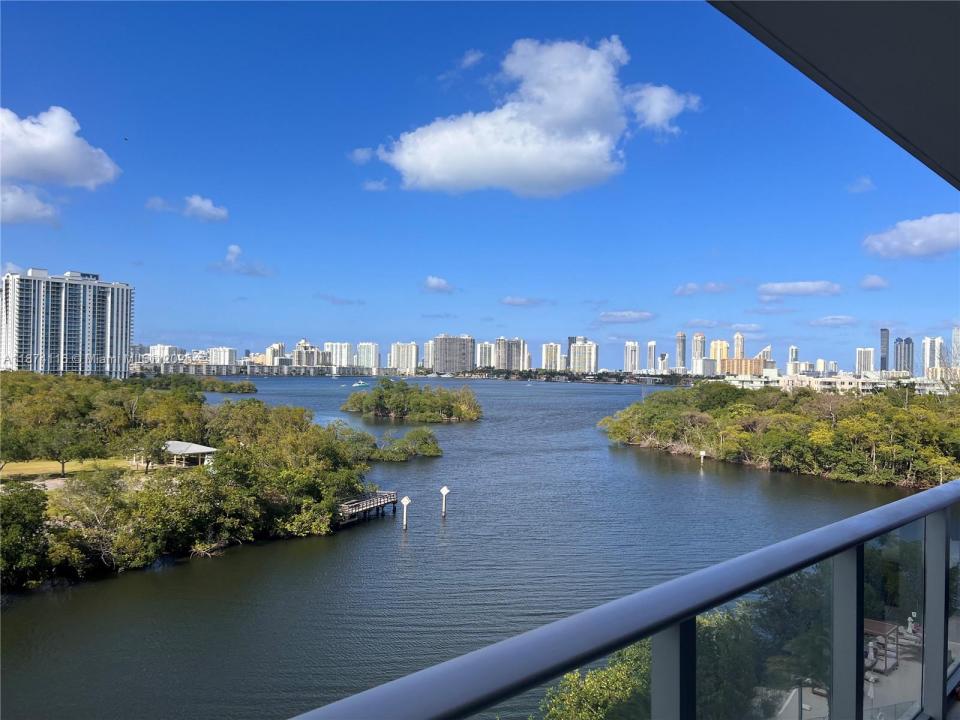 16385 Biscayne Blvd 606, North Miami Beach, Флорида 33160, Соединенные Штаты