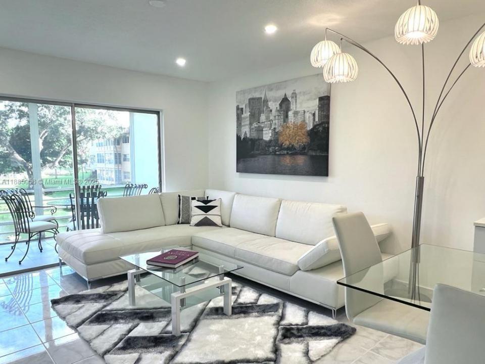 5051 W Oakland Park Blvd 204, Lauderdale Lakes, Florida 33313, Stati Uniti