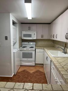 10000 NW 80th Ct 2108, Hialeah Gardens, Flórida 33016, Estados Unidos