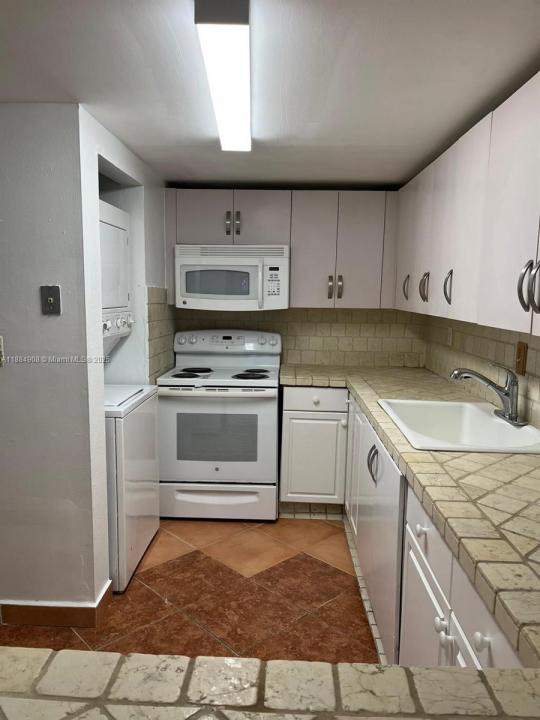 10000 NW 80th Ct 2108, Hialeah Gardens, Flórida 33016, Estados Unidos