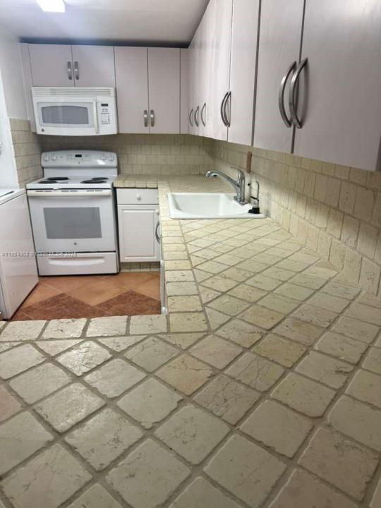 10000 NW 80th Ct 2108, Hialeah Gardens, Flórida 33016, Estados Unidos
