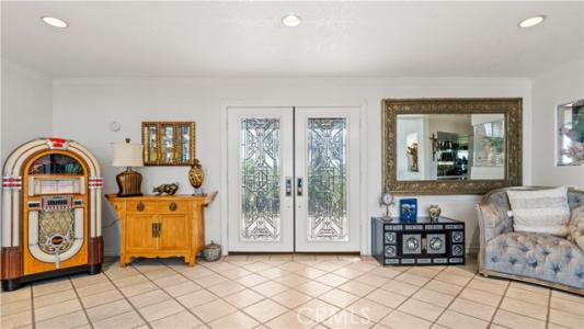 Vista del Lago Dr, Riverside, Калифорния 92503, Соединенные Штаты