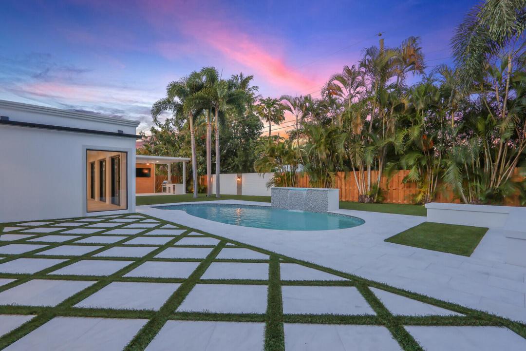 391 W Riverside Drive, Tequesta, Florida 33469