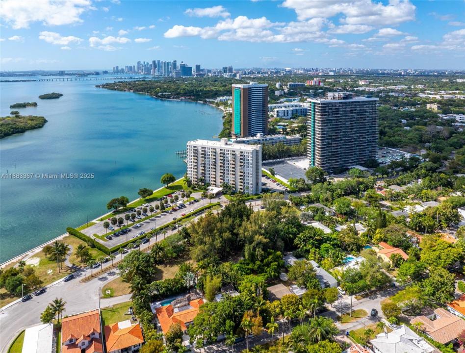 860 NE 70th St, Miami, פלורידה 33138, ארצות הברית של אמריקה 