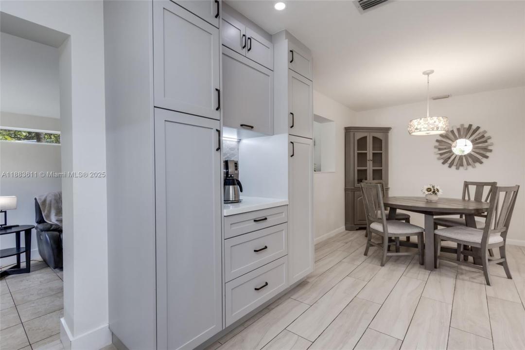 210 SW 64th Ave, Pembroke Pines, Florida 33023, HOA KỲ