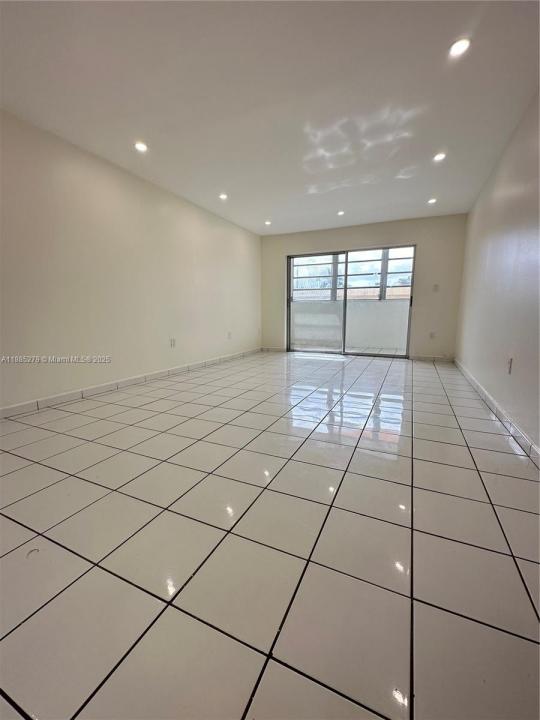 1555 W 44th Pl 234, Hialeah, Florida 33012, HOA KỲ