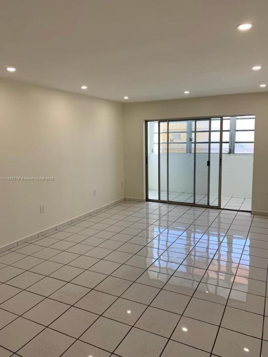 1555 W 44th Pl 234, Hialeah, Florida 33012, HOA KỲ