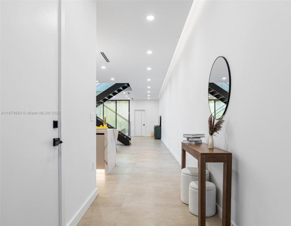 2823 SW 23rd Ter Left Side, Miami, Florida 33145, Stati Uniti