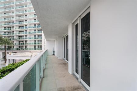 100 Bayview Dr 229, Sunny Isles Beach, Florida 33160, USA