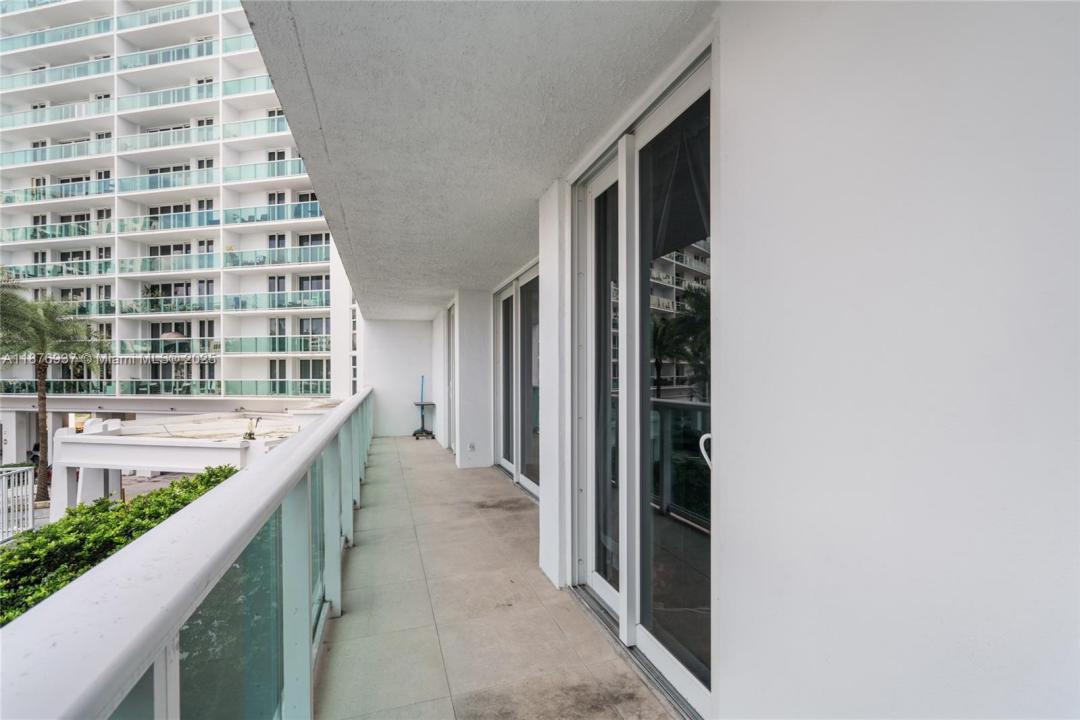 100 Bayview Dr 229, Sunny Isles Beach, Флорида 33160, Соединенные Штаты