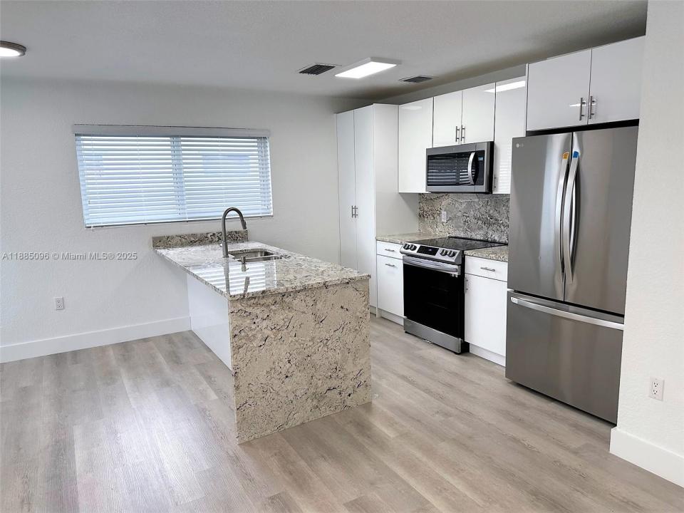11230 SW 5th St 1, Sweetwater, فلوريدا 33174, الولايات المتحدة