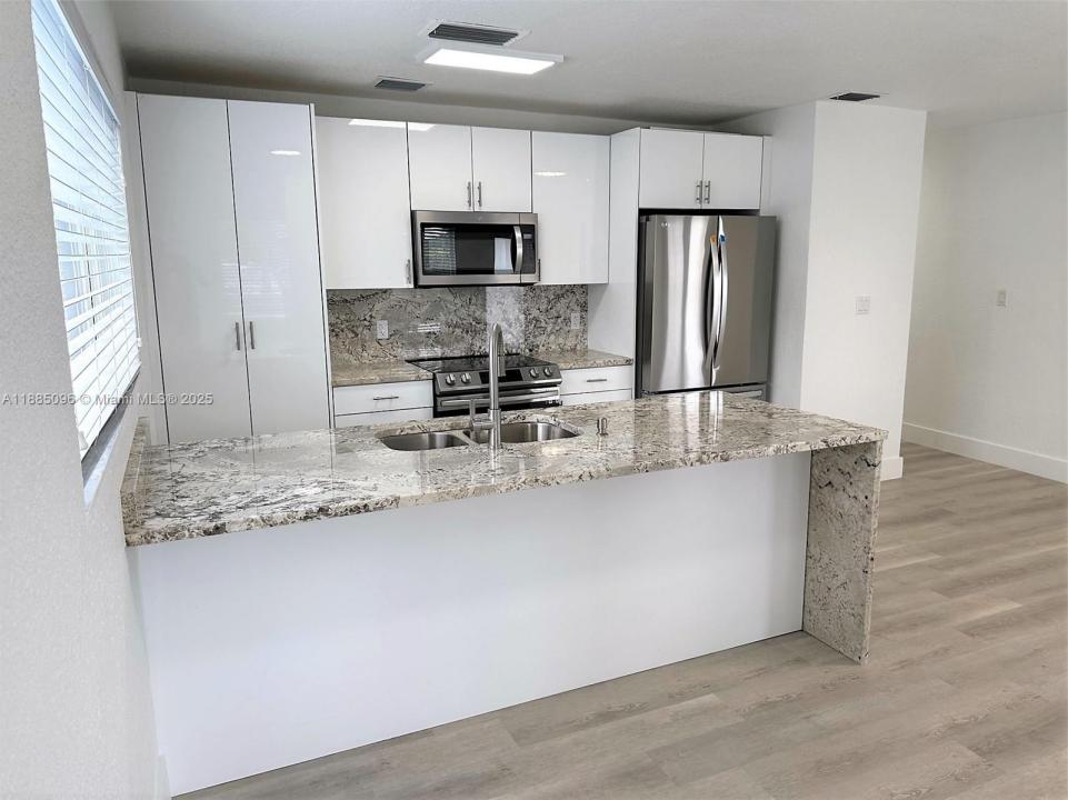 11230 SW 5th St 1, Sweetwater, فلوريدا 33174, الولايات المتحدة
