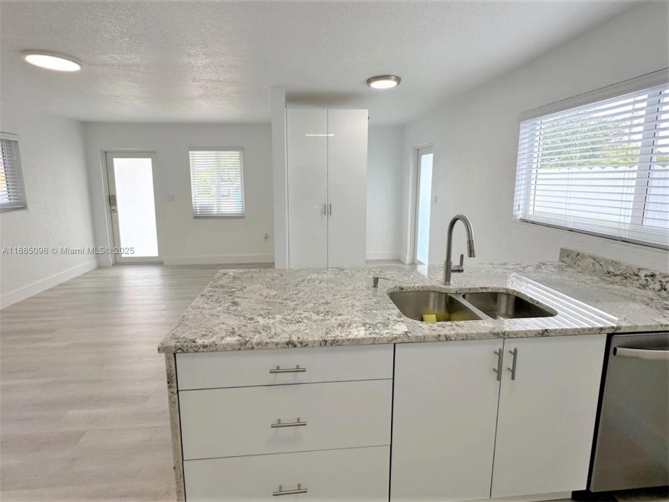 11230 SW 5th St 1, Sweetwater, فلوريدا 33174, الولايات المتحدة