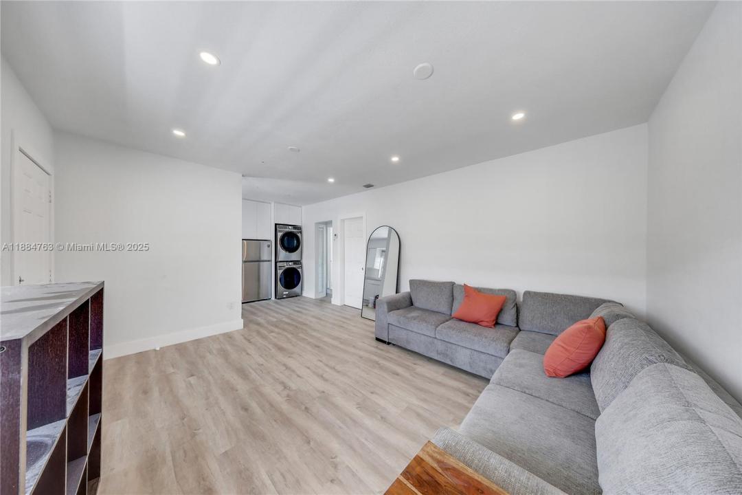 2464 SW 22nd St 2, Miami, פלורידה 33145, ארצות הברית של אמריקה 