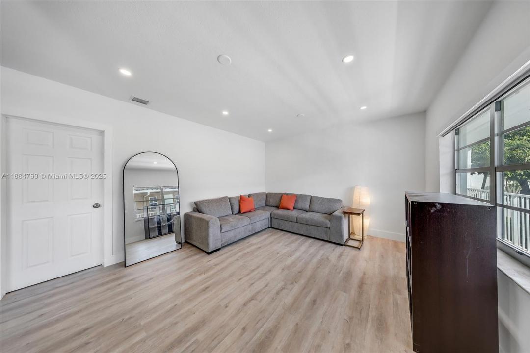 2464 SW 22nd St 2, Miami, פלורידה 33145, ארצות הברית של אמריקה 