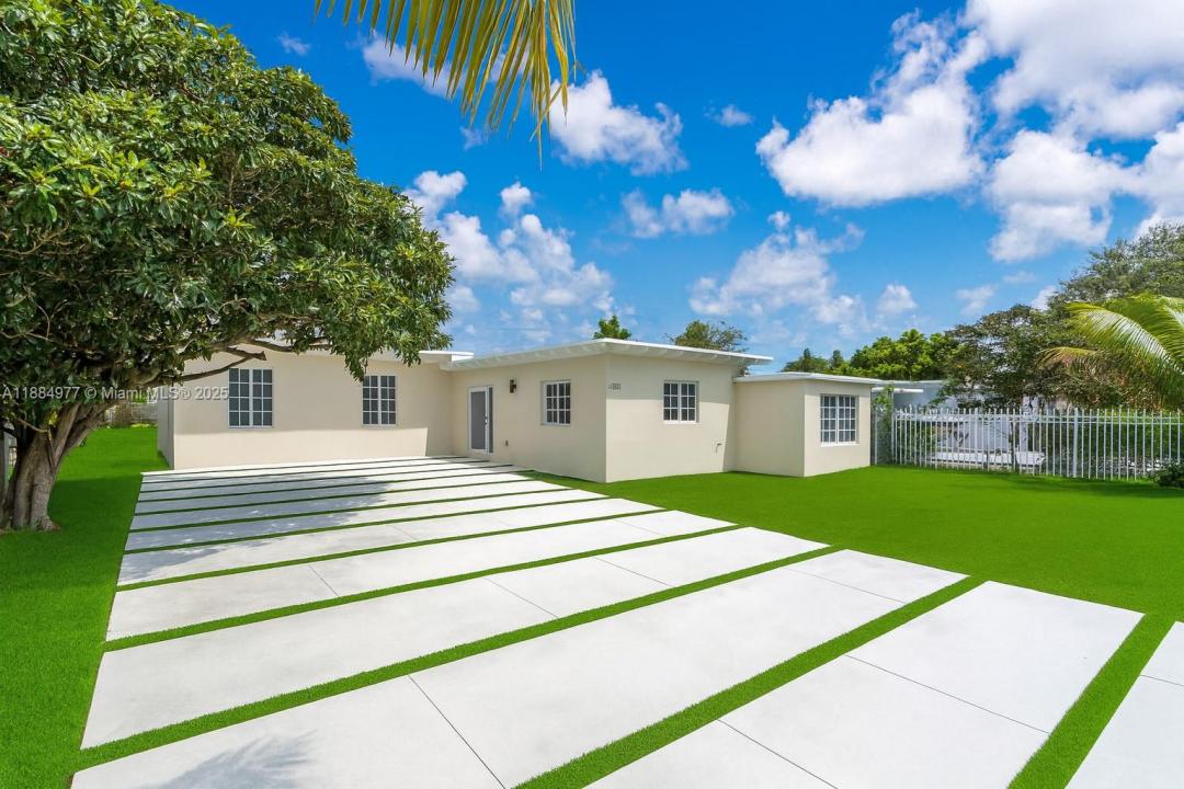 323 NW 104th Ter, Miami, Florida 33150, Amerika Birleşik Devletleri