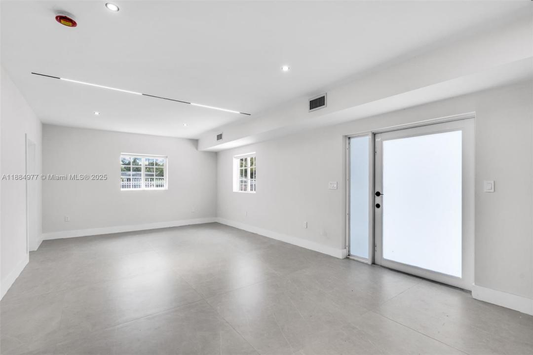 323 NW 104th Ter, Miami, Florida 33150, Amerika Birleşik Devletleri