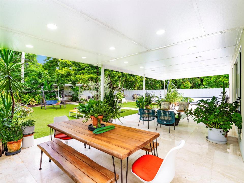 1617 NE 157th Ter, North Miami Beach, Florida 33162, USA