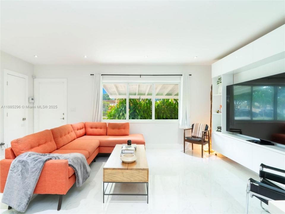 1617 NE 157th Ter, North Miami Beach, Florida 33162, USA