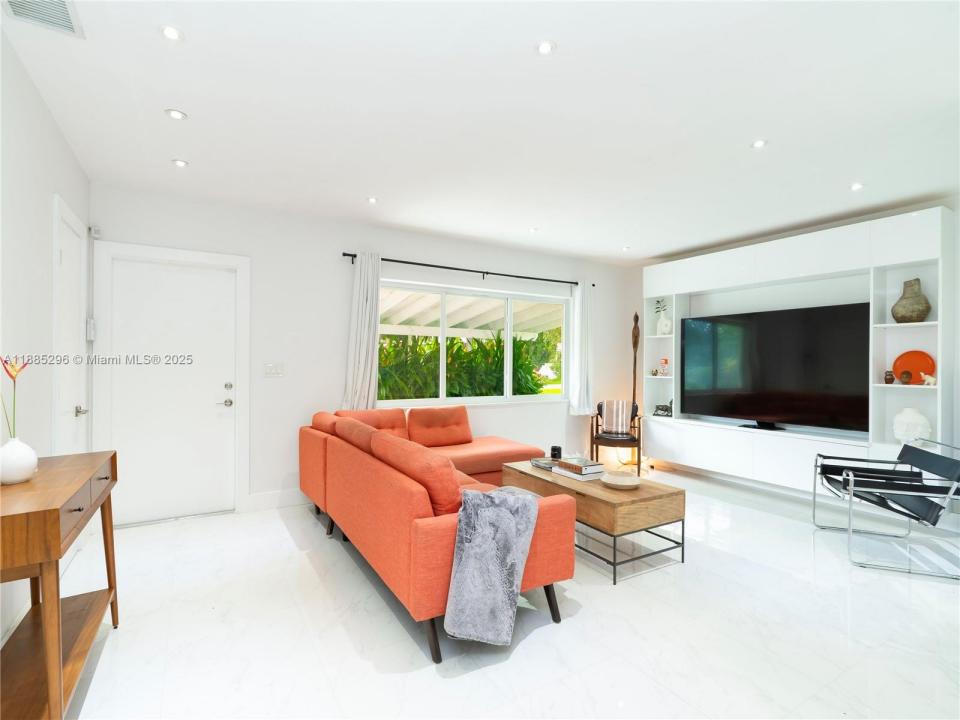 1617 NE 157th Ter, North Miami Beach, Florida 33162, USA