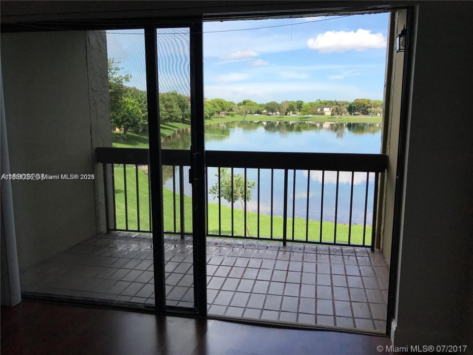 10288 NW 9th St Cir 205, Miami, Floryda 33172, USA