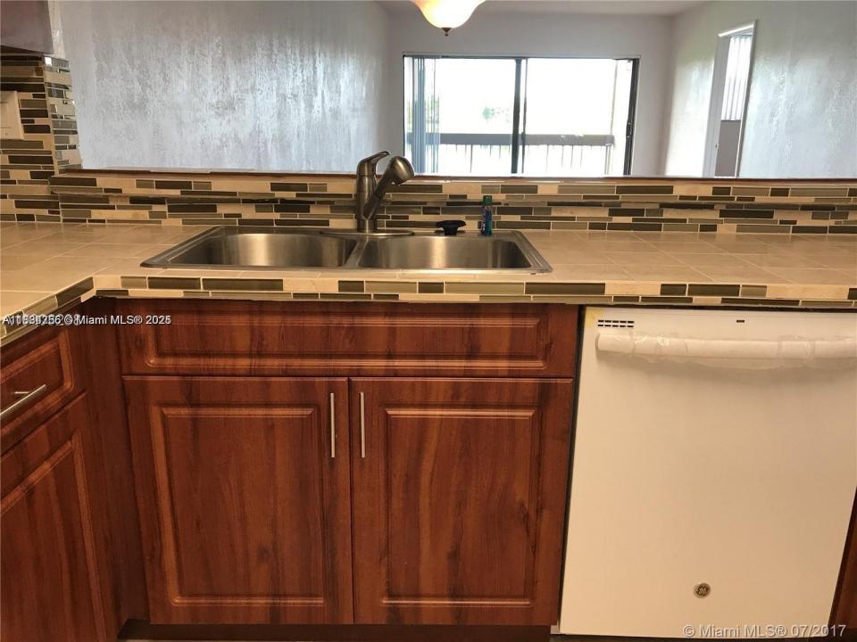 10288 NW 9th St Cir 205, Miami, Floryda 33172, USA