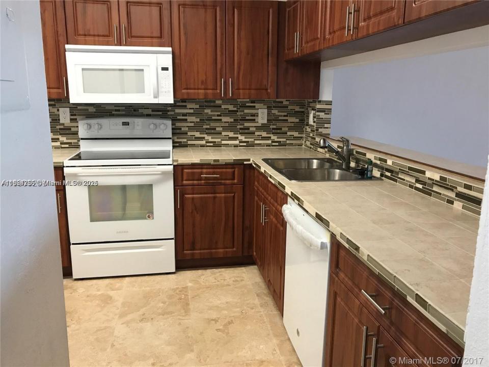 10288 NW 9th St Cir 205, Miami, Floryda 33172, USA