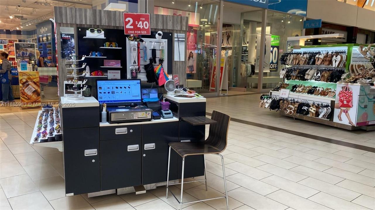 1645 W 49TH STREET, Hialeah, 佛罗里达州 33012, 美国