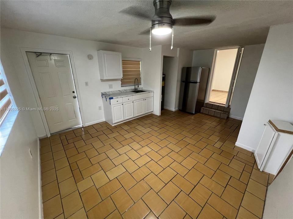 200 W 53rd Ter A, Hialeah, Florida 33012, USA