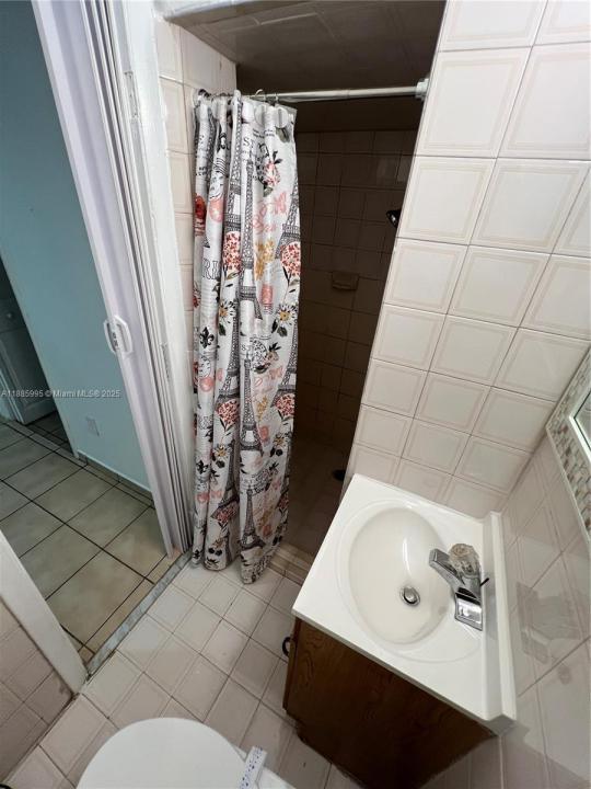 200 W 53rd Ter A, Hialeah, Florida 33012, USA