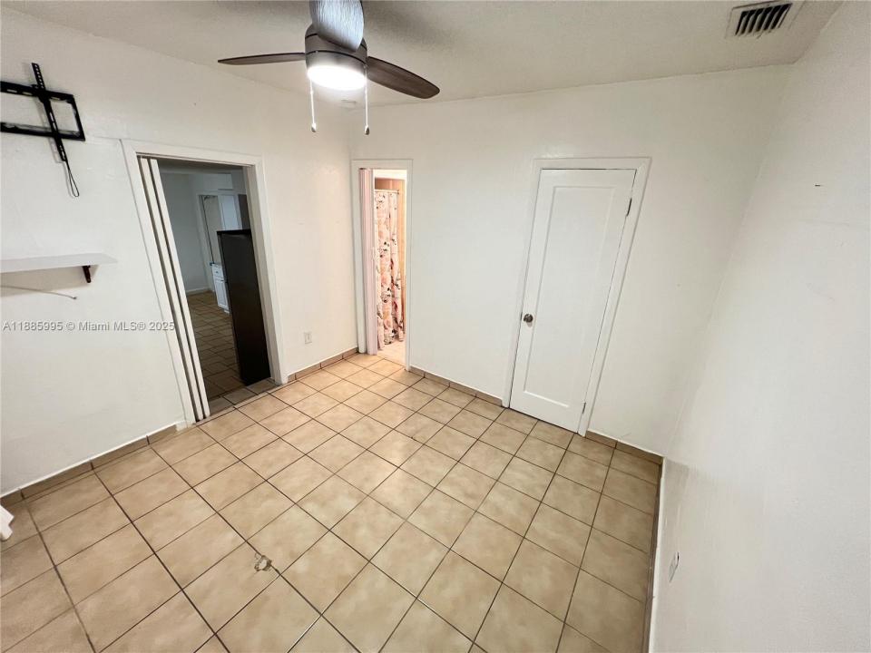 200 W 53rd Ter A, Hialeah, Florida 33012, USA