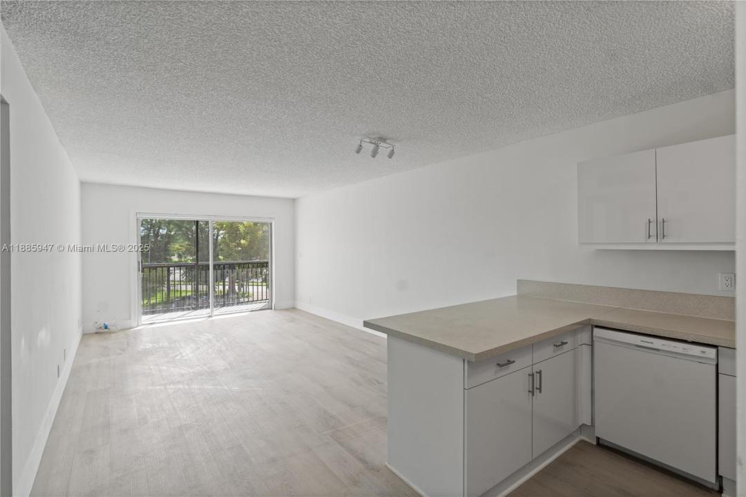 8005 Lake Dr 302, Doral, Floryda 33166, USA