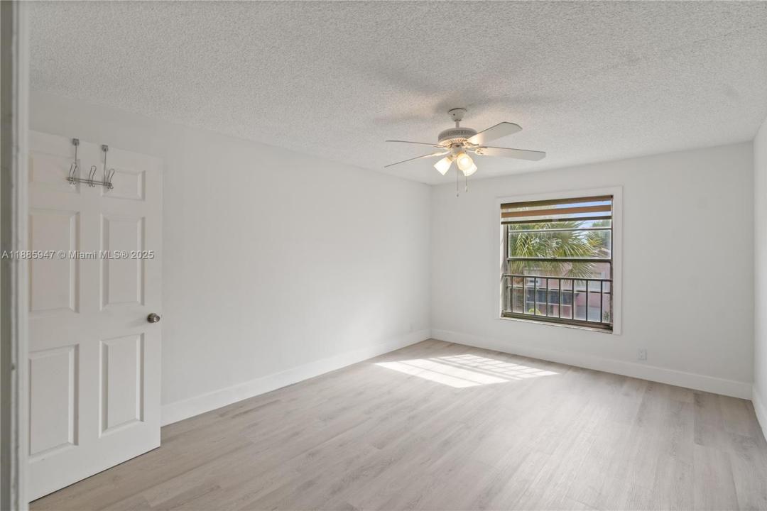 8005 Lake Dr 302, Doral, Floryda 33166, USA