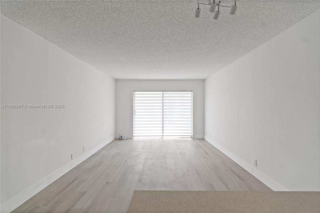 8005 Lake Dr 302, Doral, Floryda 33166, USA